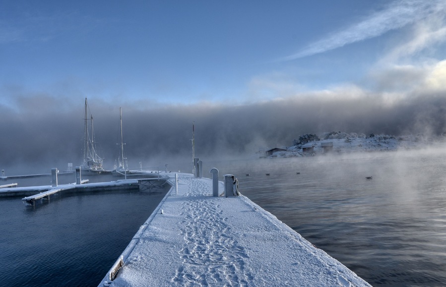 Skjærhalden, Kirkøy, Hafen, Boot, Schnee, Eis, Raureif, Nebel, Reif, vereist, Winter, Extremwinter, Winterstimmung, eingewintert, Stadt, Dorf, Fährhafen, Sportboot, Segelboot, Steg, Pier, Bootssteg, P
