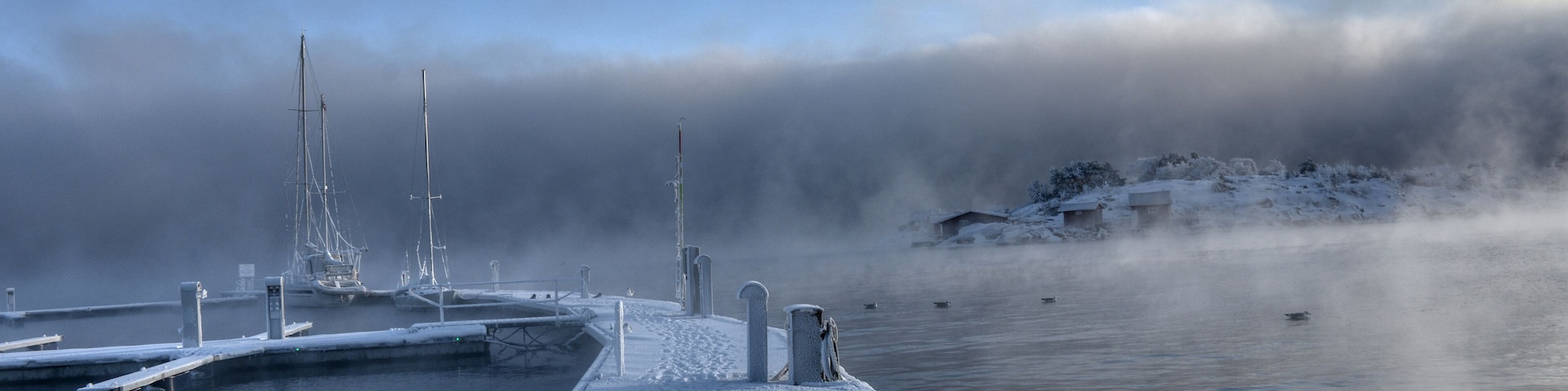 Skjærhalden, Kirkøy, Hafen, Boot, Schnee, Eis, Raureif, Nebel, Reif, vereist, Winter, Extremwinter, Winterstimmung, eingewintert, Stadt, Dorf, Fährhafen, Sportboot, Segelboot, Steg, Pier, Bootssteg, P