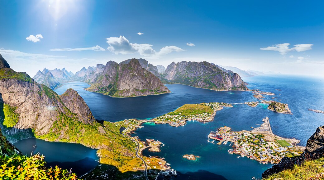 Blick vom Berg Reinebringen auf die Ortschaft Reine auf den Lofoten in Norwegen