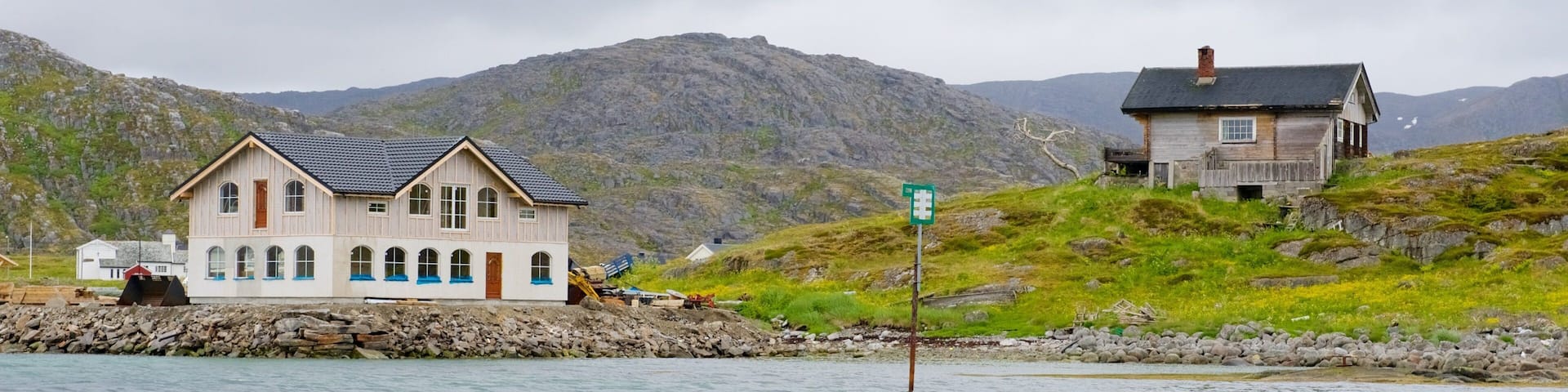 Nordkapp showing a house and a river or creek