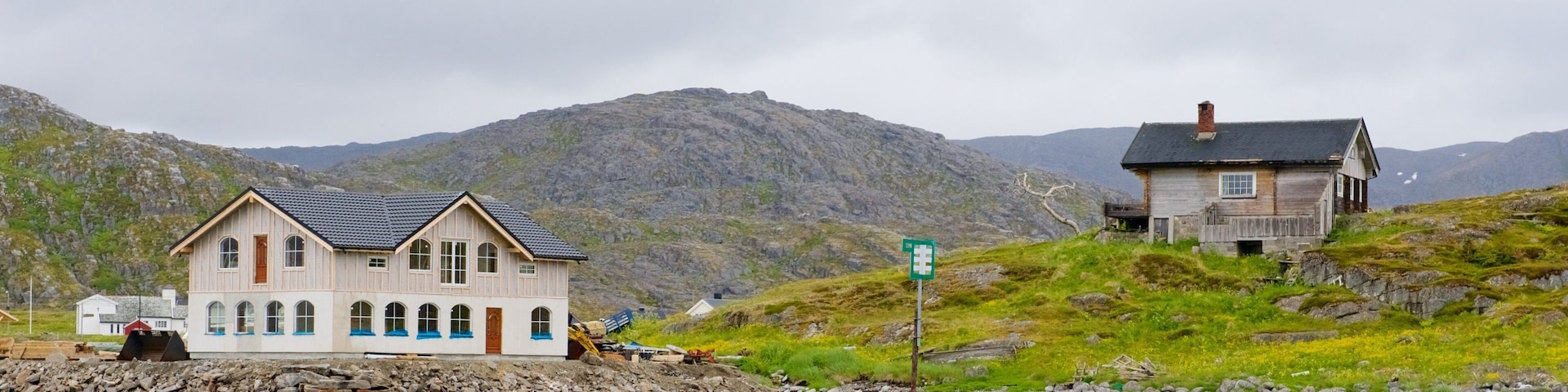 Nordkapp showing a house and a river or creek