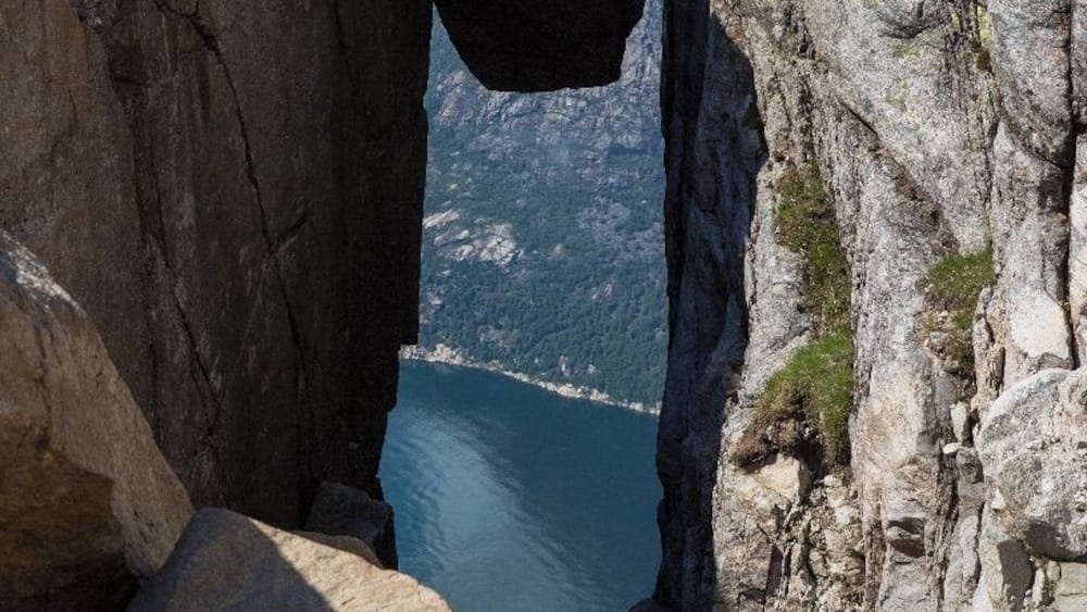 Eine Felsformation mit einem natürlichen Bogen über dem Wasser.