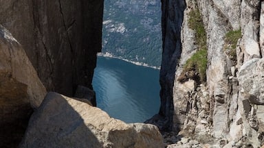 Formação rochosa com um arco natural sobre a água.