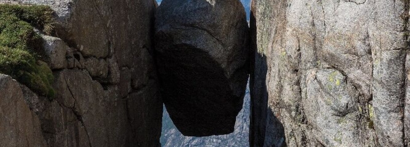 Formación rocosa con un arco natural sobre una masa de agua.