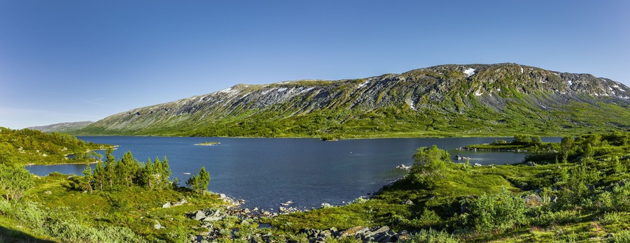 Bergsee in Norwegischer Landschaft bei Skjåk