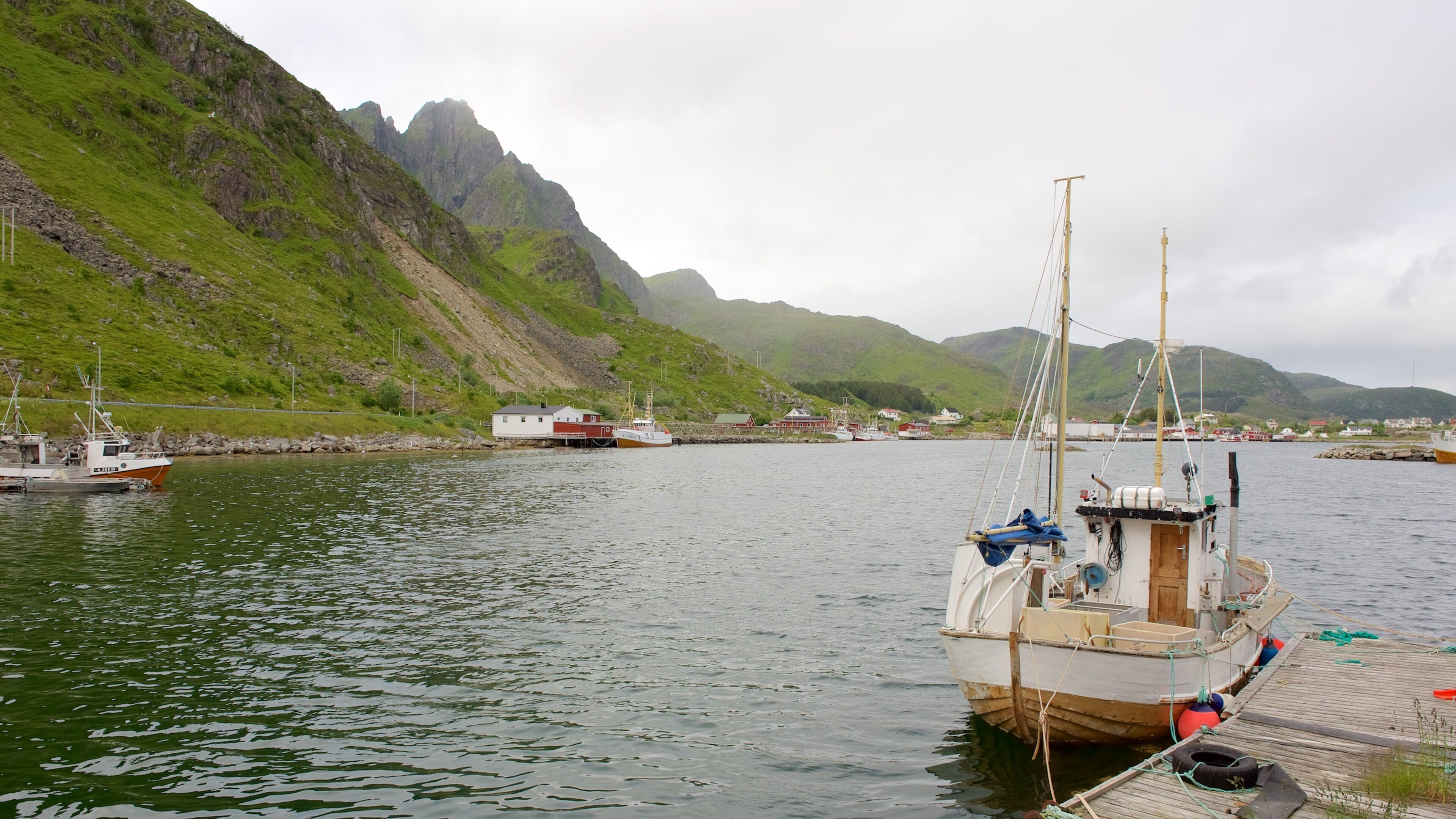 Leknes mostrando un río o arroyo