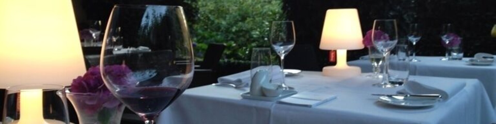 A really pleasant gastronomic restaurant. You can choose the small portions 5 course menu proposed by the chef. A collection of extremely multi-dimensional tastes.