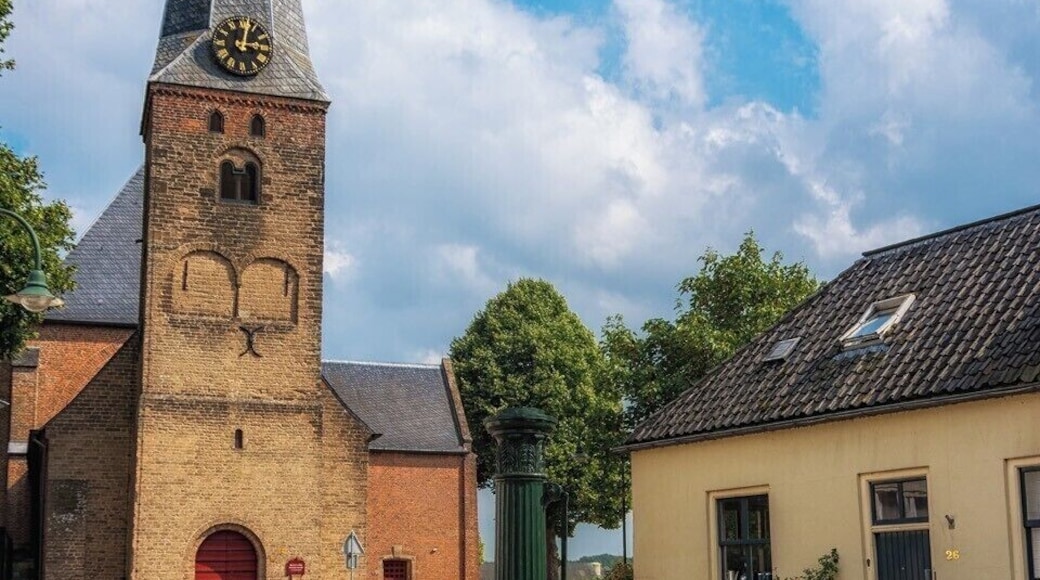 The village has a rich history, with many monuments. The former Dutch Reformed Church (now the Protestant Church, PKN) from the 14th century stands on a place already mentioned in a charter from 893 (known by a copy of Caesarius van Milendonk from 1222) under the goods of Prüm in the Eifel . The Prüm property was sold in 1609 by the States of Gelderland to Count Ernst Casimir of Nassau-Dietz.
There was a copper mill on the border with Klarenbeek. In 1870 the village had 68 inhabitants.