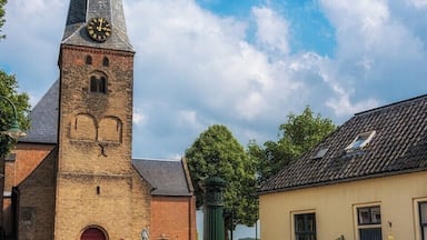 The village has a rich history, with many monuments. The former Dutch Reformed Church (now the Protestant Church, PKN) from the 14th century stands on a place already mentioned in a charter from 893 (known by a copy of Caesarius van Milendonk from 1222) under the goods of Prüm in the Eifel . The Prüm property was sold in 1609 by the States of Gelderland to Count Ernst Casimir of Nassau-Dietz.
There was a copper mill on the border with Klarenbeek. In 1870 the village had 68 inhabitants.
