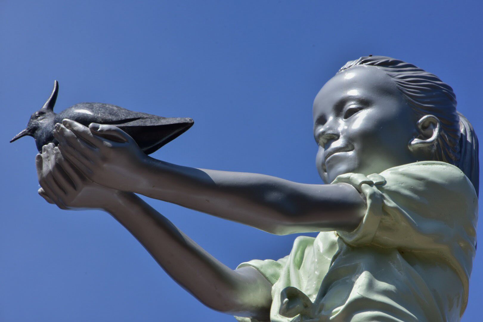 The cultural capital of Europe in 2018 is Leeuwarden-Friesland that commissioned 11 fountains in the 11 cities of the province.
The fountain in Sloten called Peewit represents our abundance of water in the Western world while there's a shortage of it in many other places. This fountain is created by Lucy & Jorge Orta
Detail