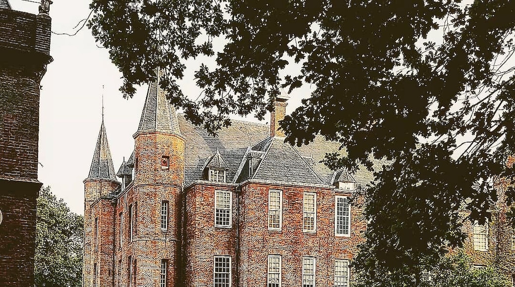 A glimpse at the Netherland's rich history. A small castle surrounded by farms.
#adventure