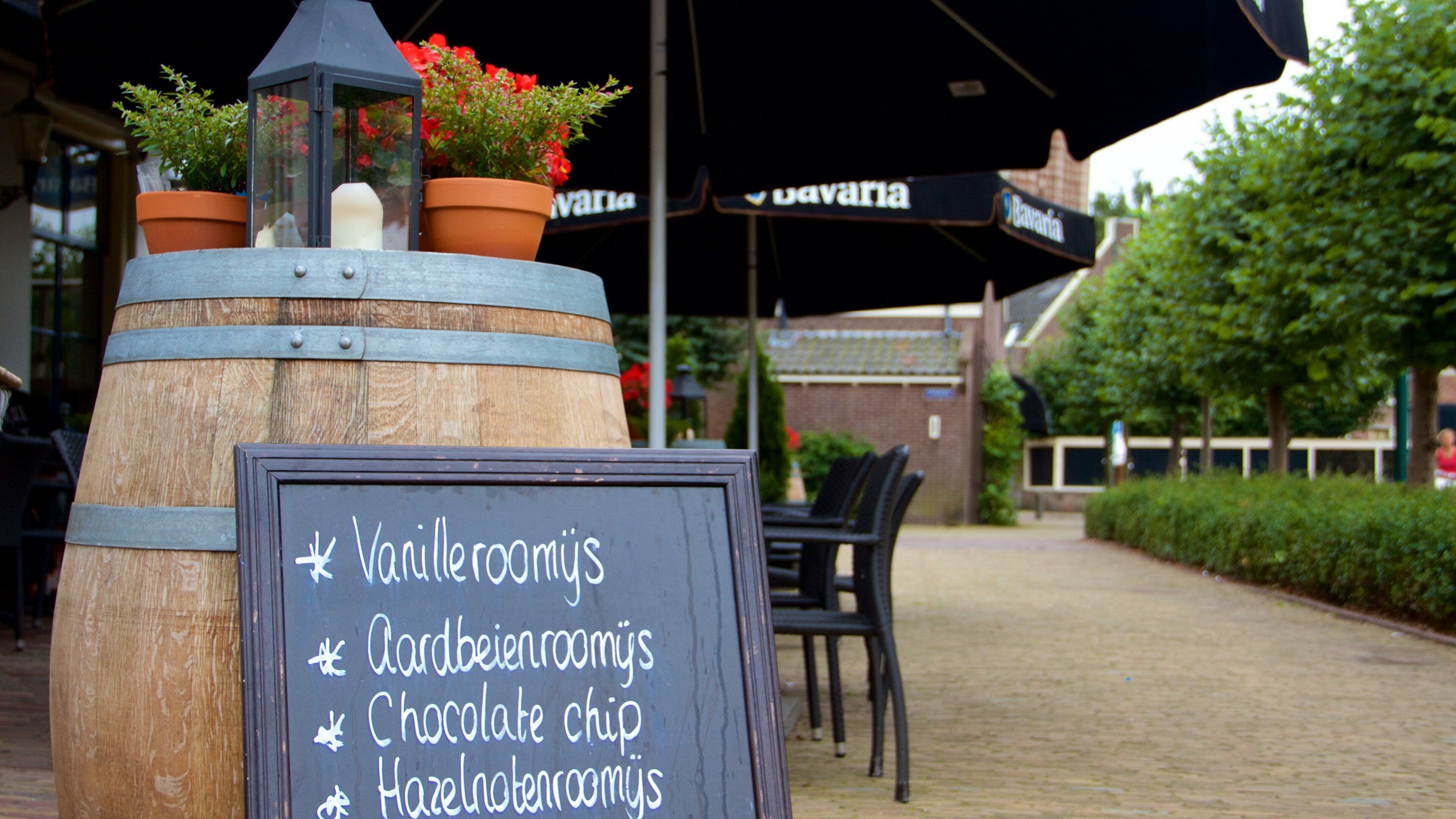 Utrecht featuring café lifestyle and signage