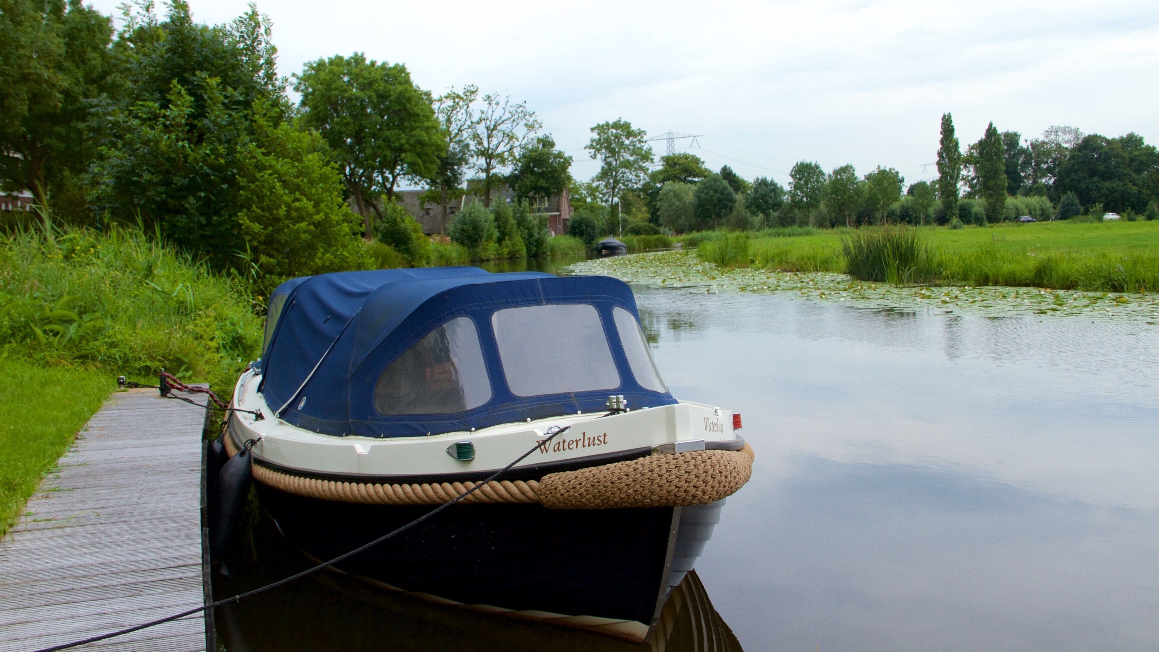 Utrecht mostrando un lago o abrevadero y paseos en lancha