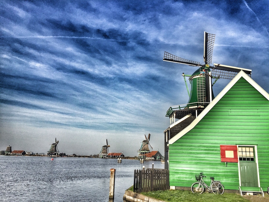 Zaanse Schans, Noord-Holland - a little town full of traditional Dutch's crafts and architecture, windmills, a wooden shoe workshop and a cheese farm🧀😋