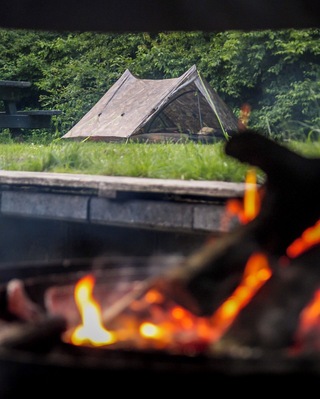 Sleepover at the forester. That’s the exact translation of the concept of the amazing Nature-campsite:
Logeren bij de boswachter.
Very nice campsite with huge respect to nature and quietness.
Campfire is allowed in the fire-cabin where all guests can join and warm-up and have a nice chat.
#camping #campsite #trekking