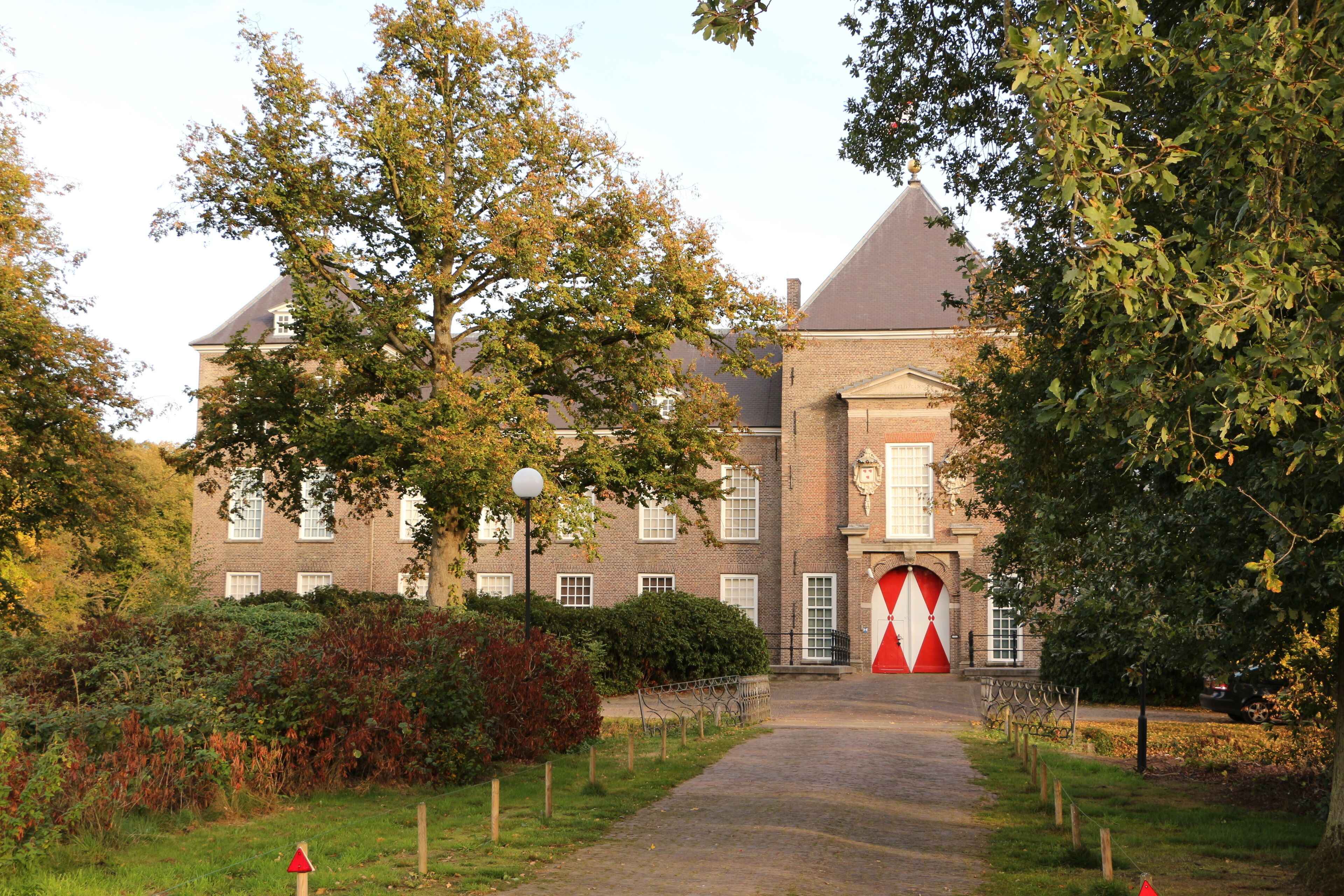Blick auf das Wasserschloss Heeze Castle in Heeze, einer Kleinstadt in der Provinz Nordbrabant in Holland