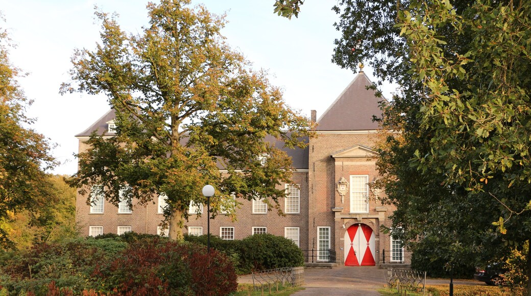 Blick auf das Wasserschloss Heeze Castle in Heeze, einer Kleinstadt in der Provinz Nordbrabant in Holland