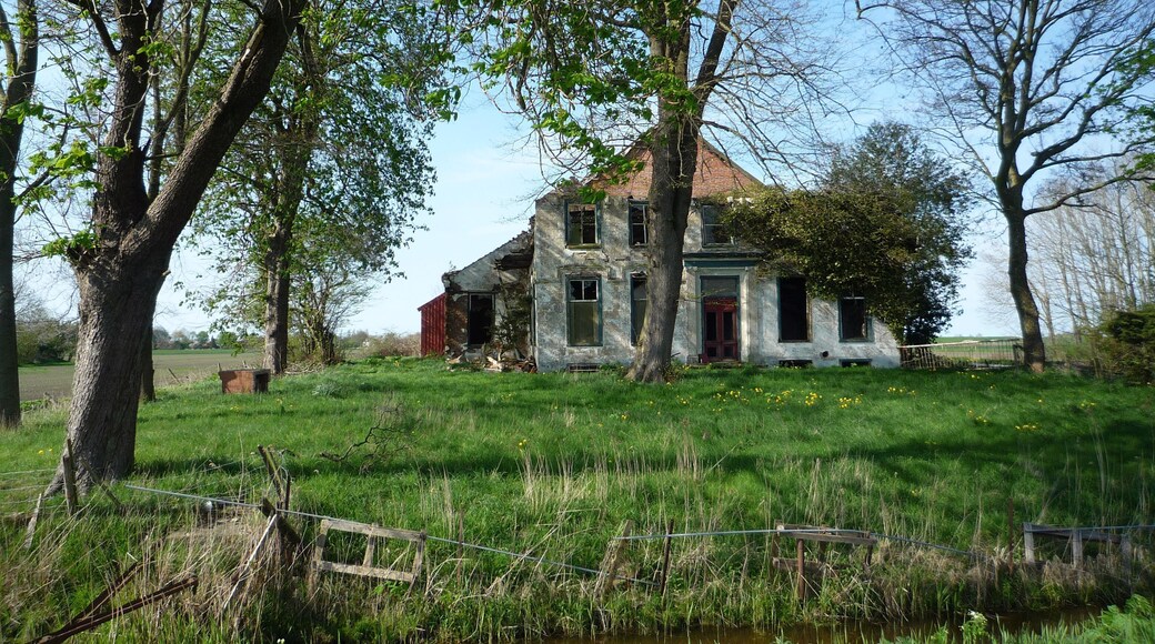 Boerderij Weg Finsterwolderhamrik 14 Finsterwolde (onbewoond en in verregaande staat van verval)