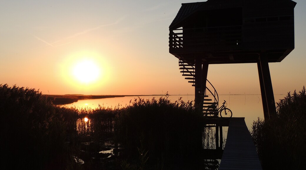 De Kiekkaaste(Vogelkijkhut) met de ondergaande zon. Nieuwe Statenzijl.