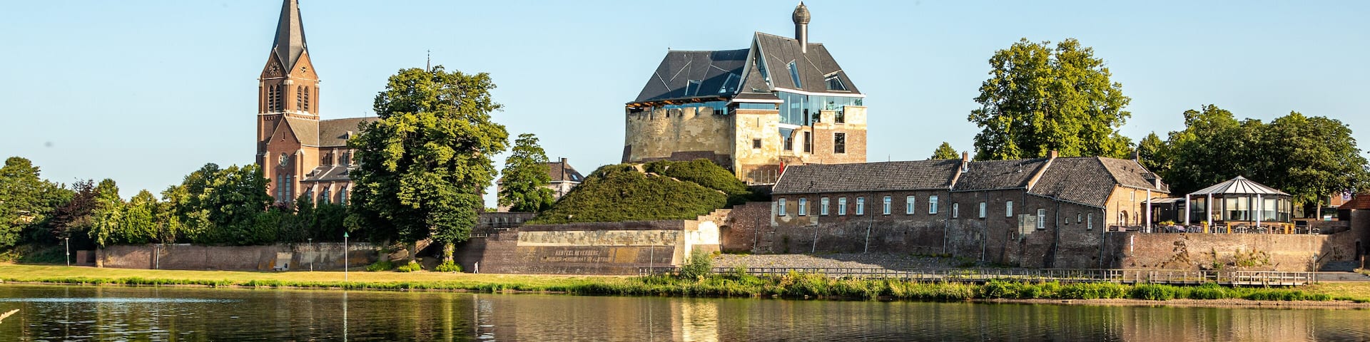 Blick über die Maas zum Schloss keverberg und Kirche Kessel