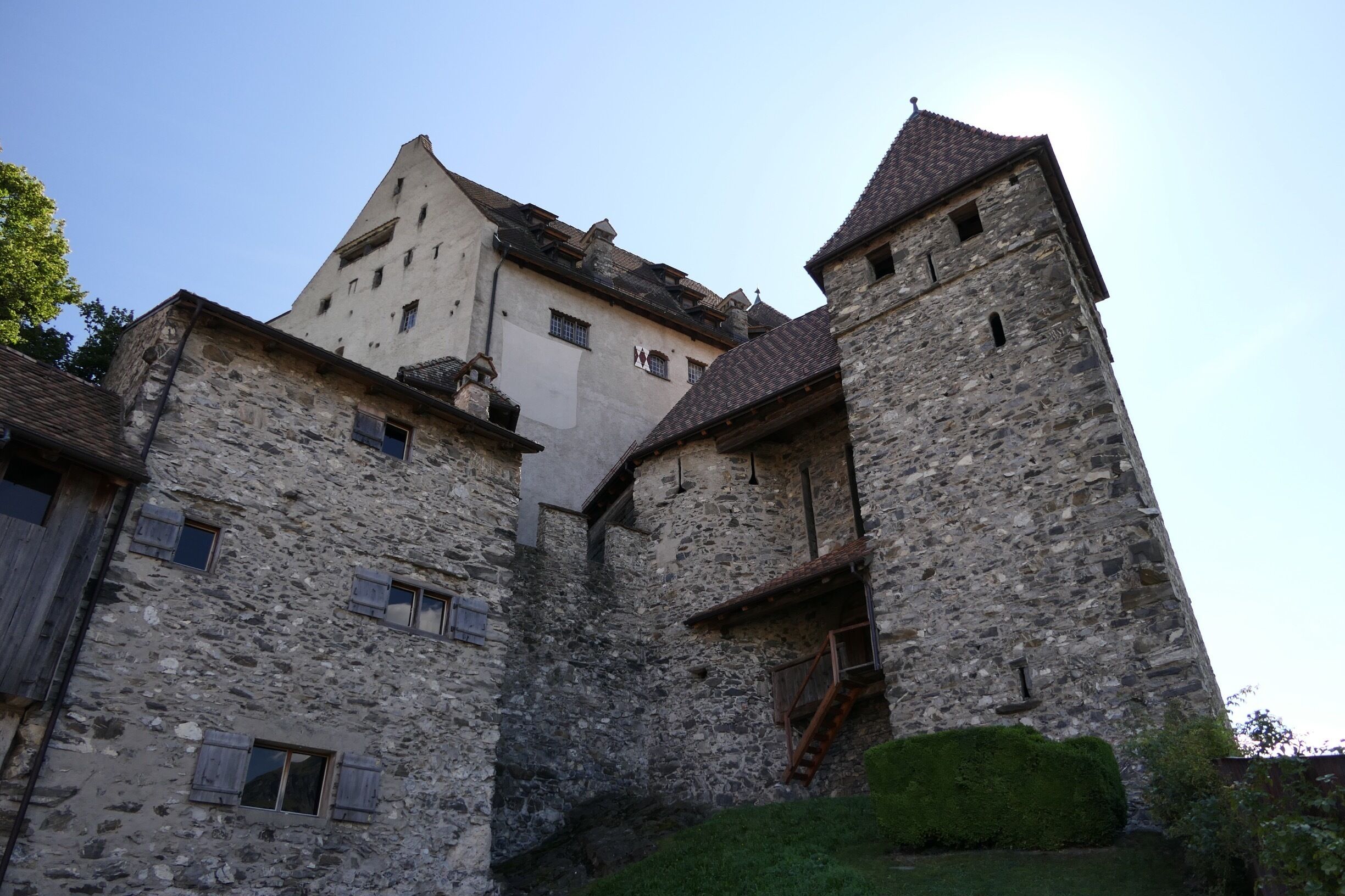 Un edificio histórico de piedra con un tejado empinado y una torre.