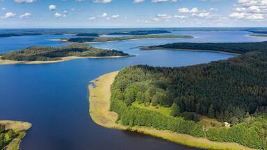 Vista aérea de un lago extenso rodeado de bosques densos y varias islas pequeñas.