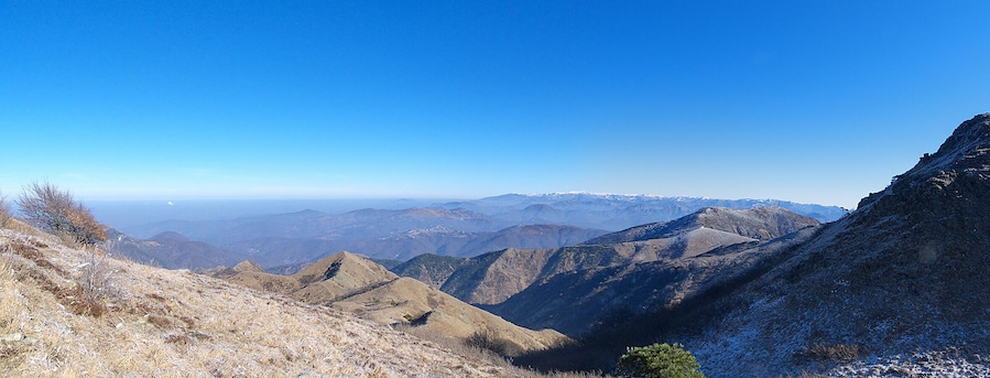 Vista verso la Lombardia da Passo Mezzano