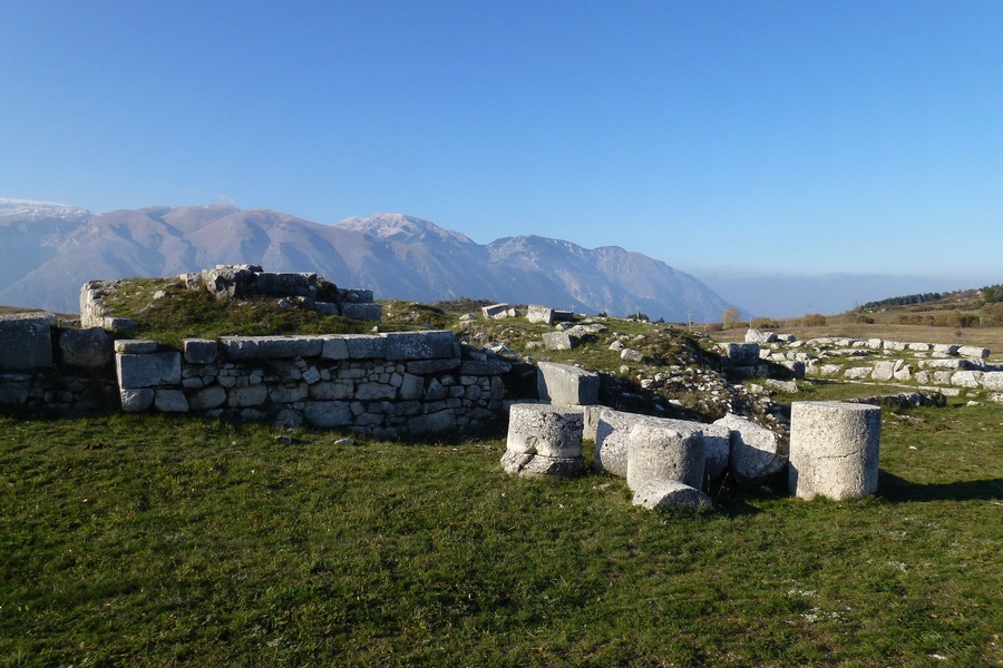 Juvanum-I resti sulla collina del'acropoli