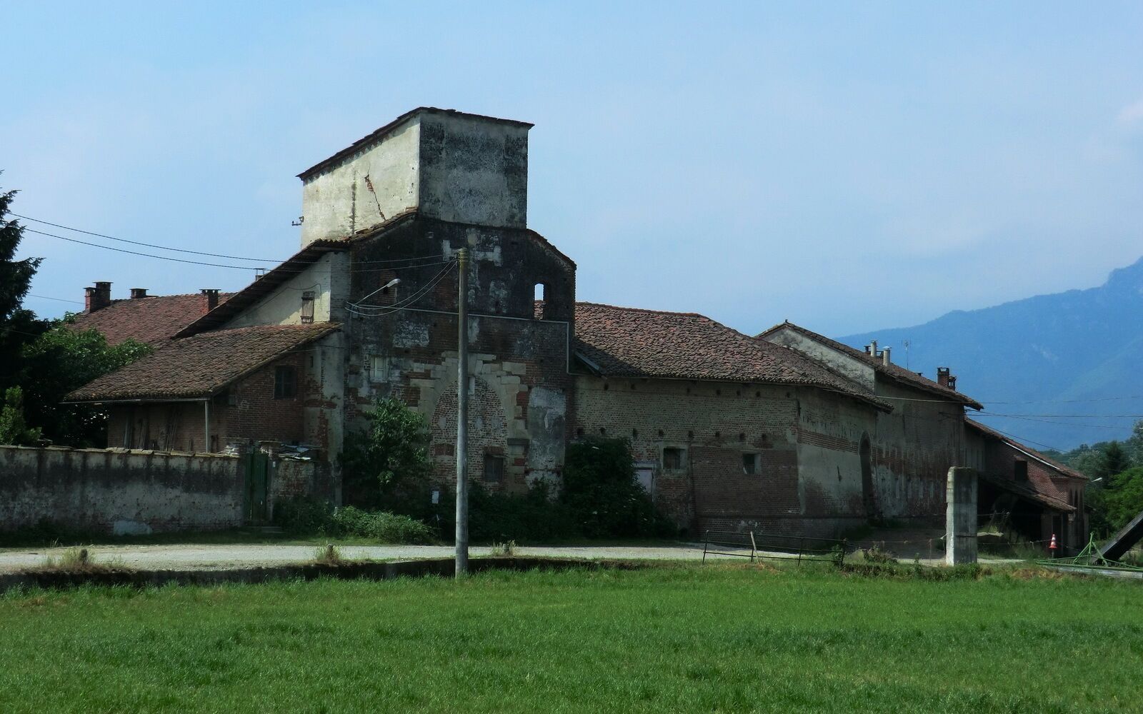 Abbazia di Santa Maria di Staffarda, Staffarda di Revello, Piedmont, Italy Staffarda Abbey Native name Abbazia di Santa Maria di Staffarda Location Staffarda di Revello, Piedmont, Italy Coordinates 44° 43′ 15″ N, 7° 26′ 13″ E Established 12th century date QS:P,+1150-00-00T00:00:00Z/7 Web page www.cistercensi.info/abbazie/abbazie.asp?ab=1081&lin=en Authority control : Q833321 institution QS:P195,Q833321