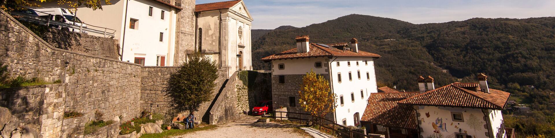 Veduta del piccolo paese di Antro, Pulfero, Friuli Venezia Giulia, in autunno
