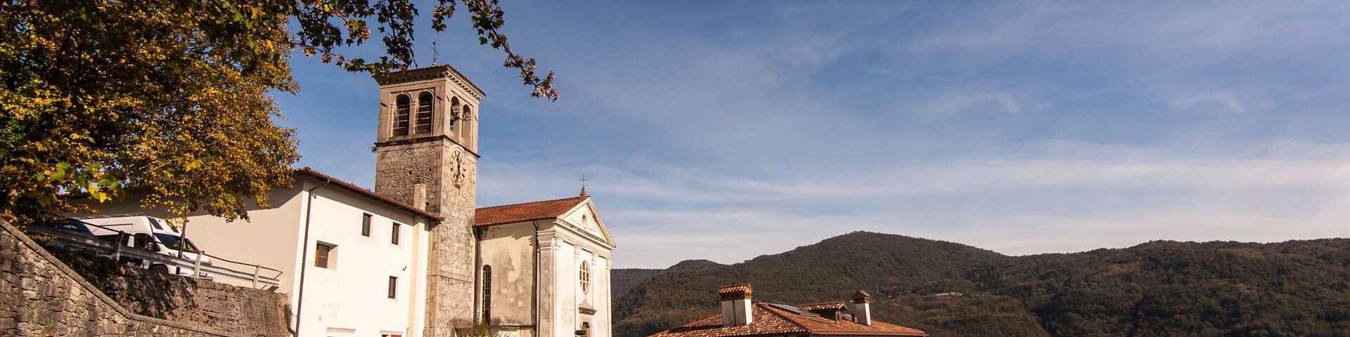 Veduta del piccolo paese di Antro, Pulfero, Friuli Venezia Giulia, in autunno