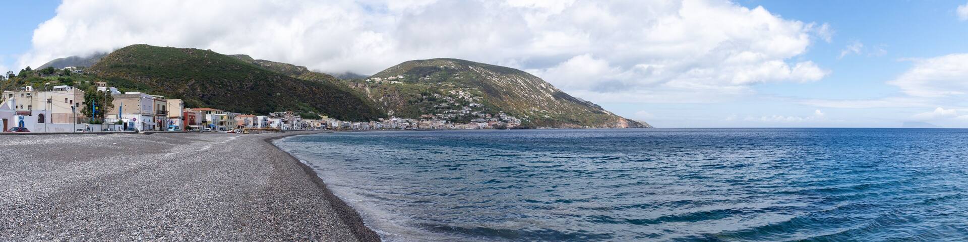 Panorama de la plage d'Acquacalda, Île de Lipari, Italie