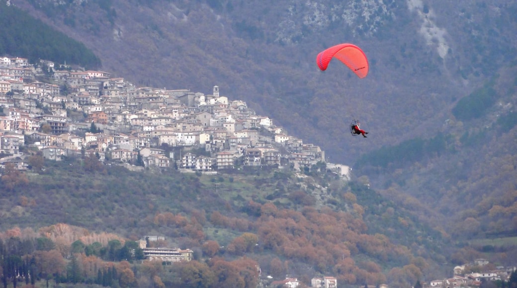 Un parapendio in volo dalla montagna dove sorge Poggio Bustone (provincia di Rieti, Lazio) in discesa verso la Piana Reatina