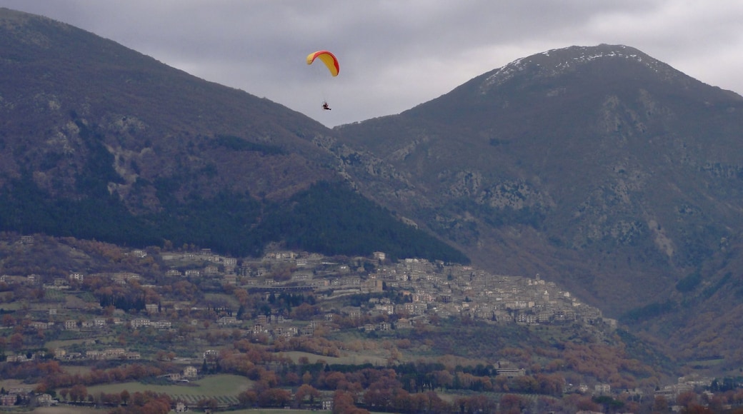 Un parapendio in volo dalla montagna dove sorge Poggio Bustone (provincia di Rieti, Lazio) in discesa verso la Piana Reatina