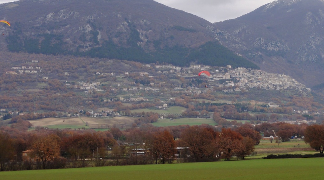 Un parapendio in volo dalla montagna dove sorge Poggio Bustone (provincia di Rieti, Lazio) in discesa verso la Piana Reatina