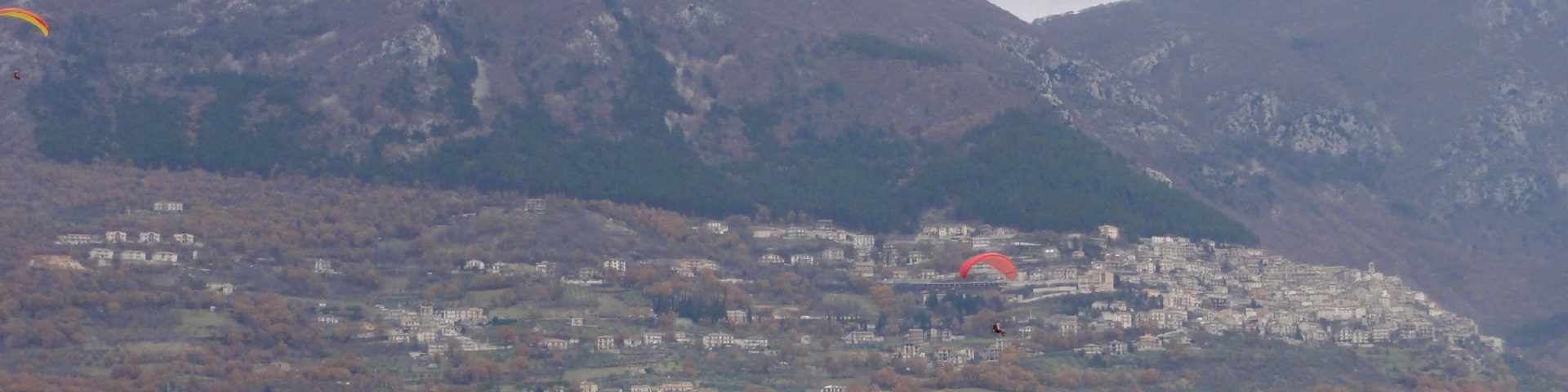 Un parapendio in volo dalla montagna dove sorge Poggio Bustone (provincia di Rieti, Lazio) in discesa verso la Piana Reatina