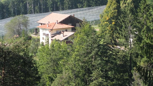 Sommerfrischhaus Baroni mit Maria-Schnee-Kapelle in Aldein