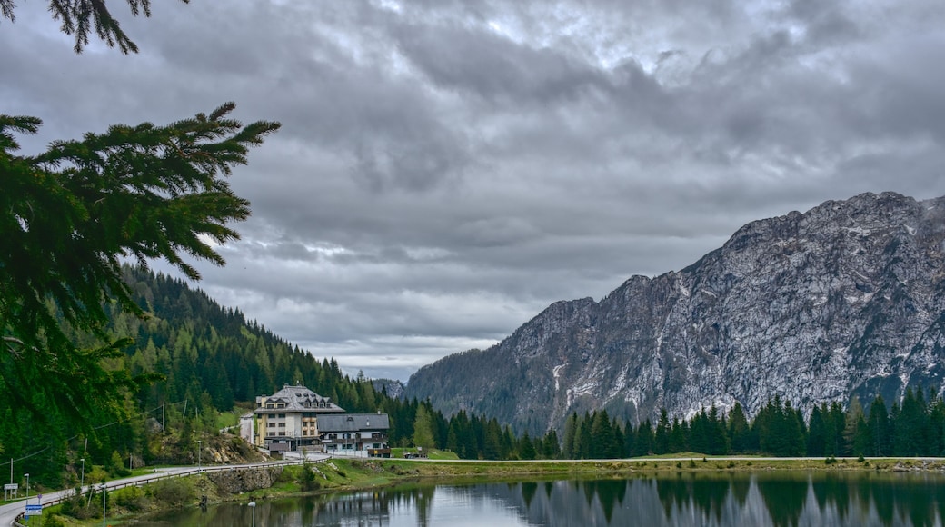 Grenze, Österreich, Italien, Kärnten, Nassfeld, Nassfeldpass, Nassfeldhöhe, Passo Pramollo, Malurch, Berg, Gipfel, Alpen, karnische Alpen, Straße, Asphalt, Grenze, Wald, Fels, Bergrücken, See, Nassfe