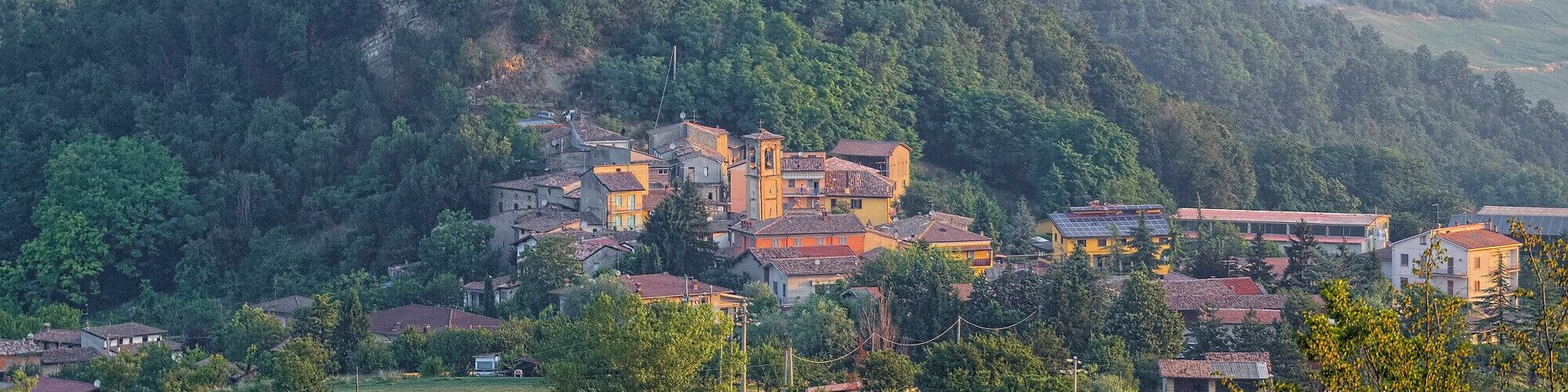 Un pueblo enclavado en un valle rodeado de colinas.