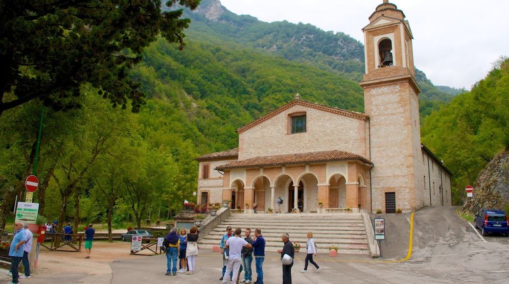 Italia che include architettura d\'epoca, piccola città o villaggio e chiesa o cattedrale