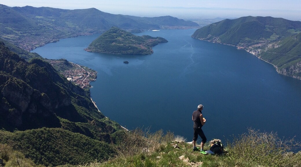 📍 Iseo Lake - Corna Trenta Passi.
Hiking with my dad
beautiful lake view on the top of this mountain!!