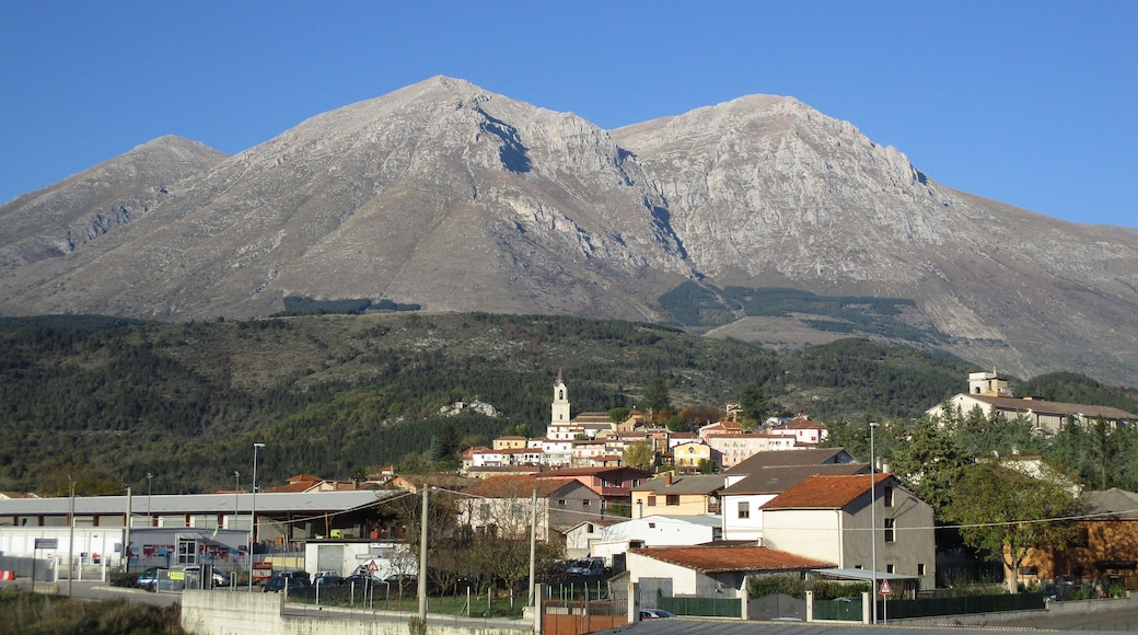 Veduta di Magliano dei Marsi e del monte Velino
