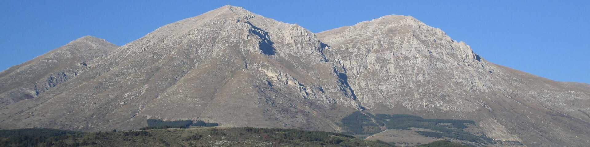 Veduta di Magliano dei Marsi e del monte Velino