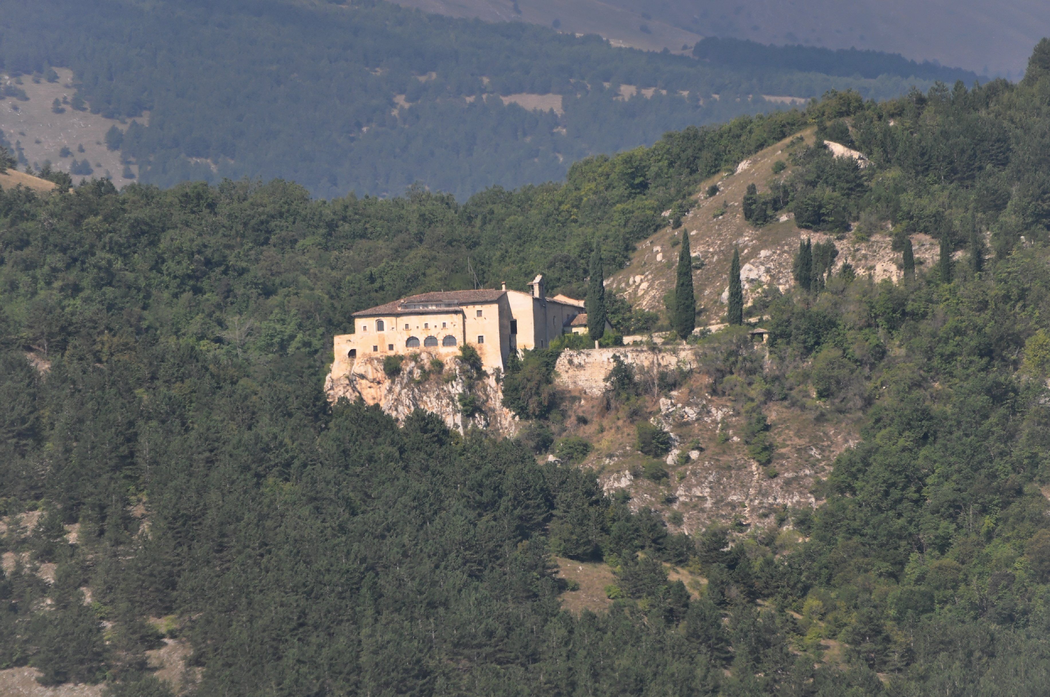 Fossa (Italy) 2013 Dieses Foto entstand in Zusammenarbeit mit Stadtbesichtigungen.de Die Seiten Stadtbesichtigungen.de, der dazugehörige Reise Blog sowie die Facebookseite: Stadtbesichtigungen Rom dürfen dieses Bild für Ihre Veröffentlichungen ohne den Hinweis auf Wikipedia, Commons bzw der Lizenz verwenden. Die Verantwortlichen habe von mir (Ra Boe) die Originaldaten zur freien Verfügung übermittelt bekommen.