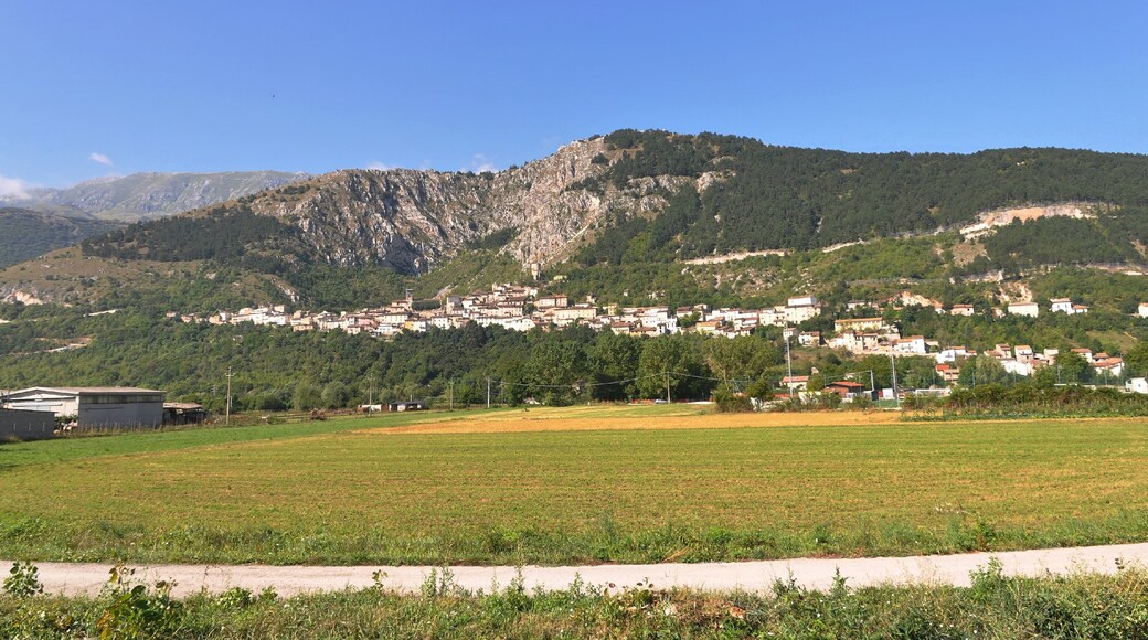 Fossa (Italy) 2013 Dieses Foto entstand in Zusammenarbeit mit Stadtbesichtigungen.de Die Seiten Stadtbesichtigungen.de, der dazugehörige Reise Blog sowie die Facebookseite: Stadtbesichtigungen Rom dürfen dieses Bild für Ihre Veröffentlichungen ohne den Hinweis auf Wikipedia, Commons bzw der Lizenz verwenden. Die Verantwortlichen habe von mir (Ra Boe) die Originaldaten zur freien Verfügung übermittelt bekommen.