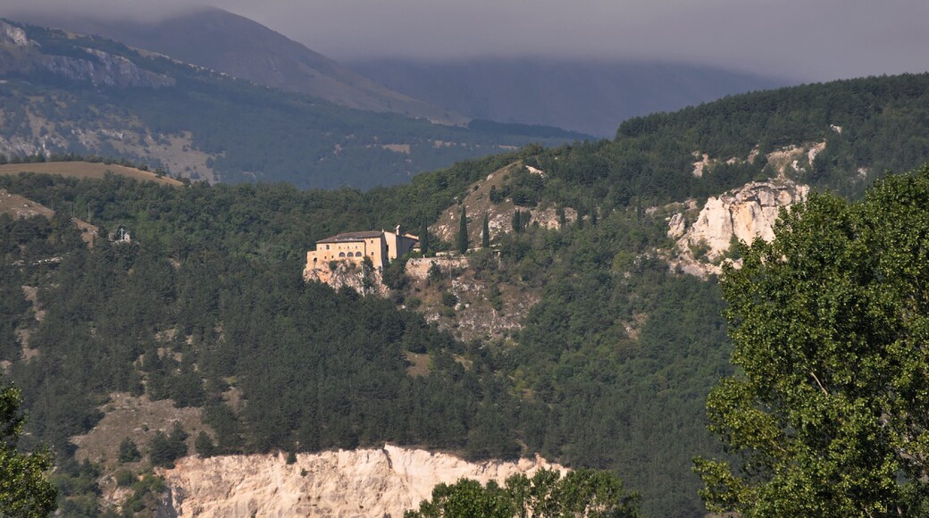 Fossa (Italy) 2013 Dieses Foto entstand in Zusammenarbeit mit Stadtbesichtigungen.de Die Seiten Stadtbesichtigungen.de, der dazugehörige Reise Blog sowie die Facebookseite: Stadtbesichtigungen Rom dürfen dieses Bild für Ihre Veröffentlichungen ohne den Hinweis auf Wikipedia, Commons bzw der Lizenz verwenden. Die Verantwortlichen habe von mir (Ra Boe) die Originaldaten zur freien Verfügung übermittelt bekommen.