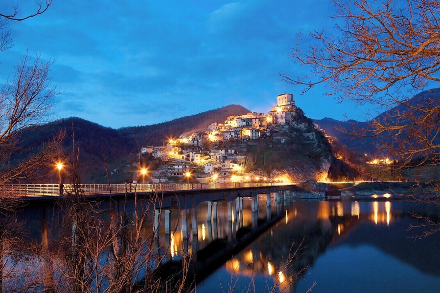 A long time ago, this little medieval town called Castel di Tora, was just a typical mountain village in Italy.
Everything change when they need to build a dam and create the Turano lake: the landscape changed completely and this place was transformed in a perfect summer destination.
#architecture #blue
#BestOf5
