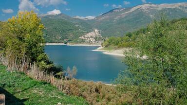 A lake surrounded by mountains and trees.