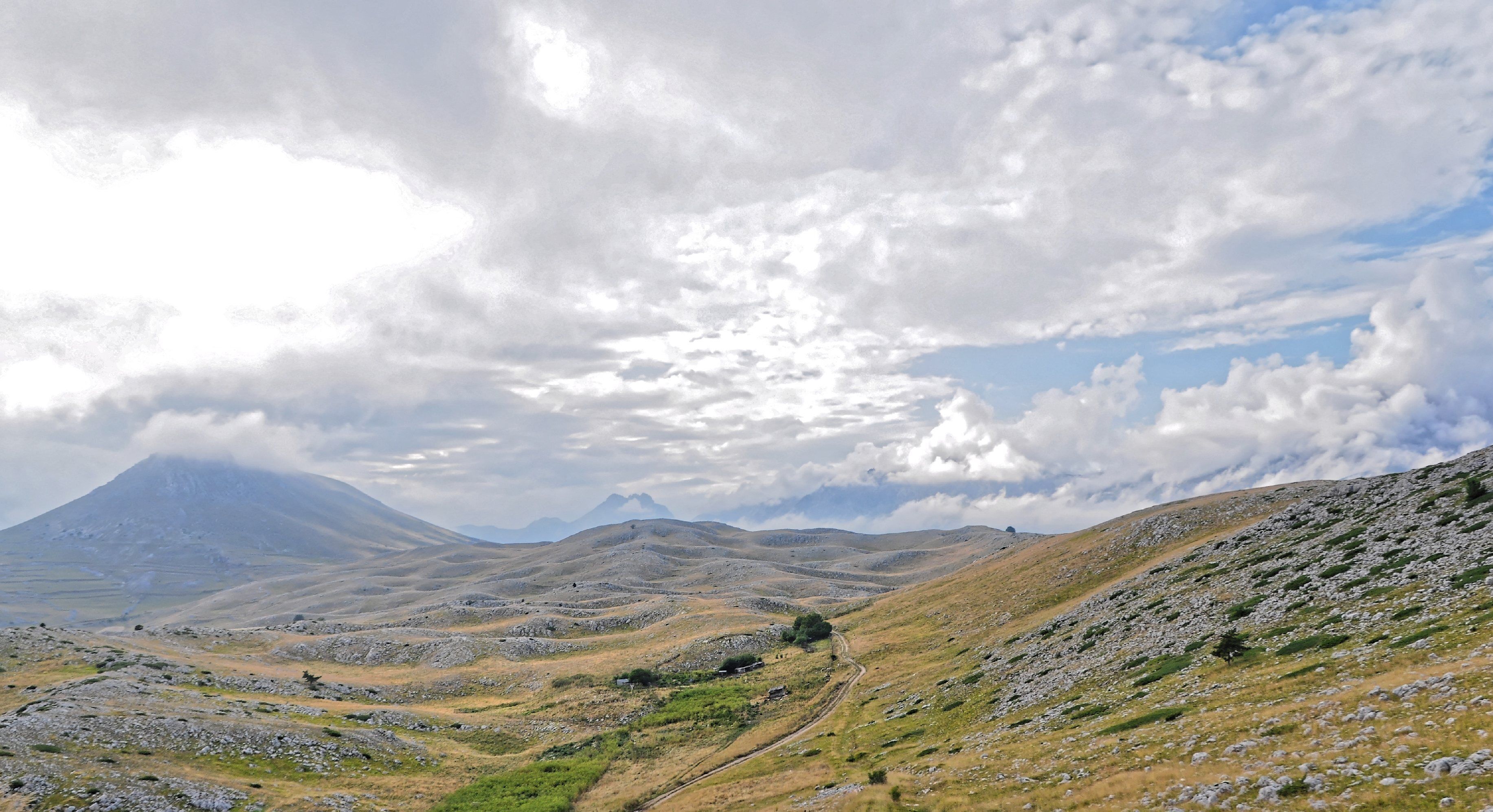 Campo Imperatore 2013 Dieses Foto entstand in Zusammenarbeit mit Stadtbesichtigungen.de Die Seiten Stadtbesichtigungen.de, der dazugehörige Reise Blog sowie die Facebookseite: Stadtbesichtigungen Rom dürfen dieses Bild für Ihre Veröffentlichungen ohne den Hinweis auf Wikipedia, Commons bzw der Lizenz verwenden. Die Verantwortlichen habe von mir (Ra Boe) die Originaldaten zur freien Verfügung übermittelt bekommen.