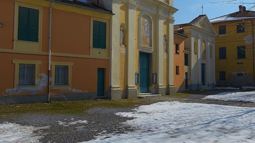 La chiesa vista di tre quarti